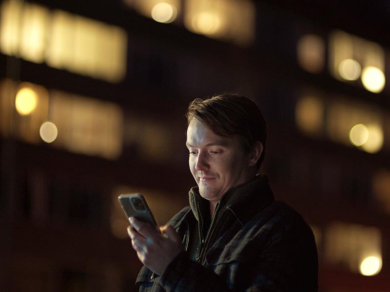 person kigger på telefon